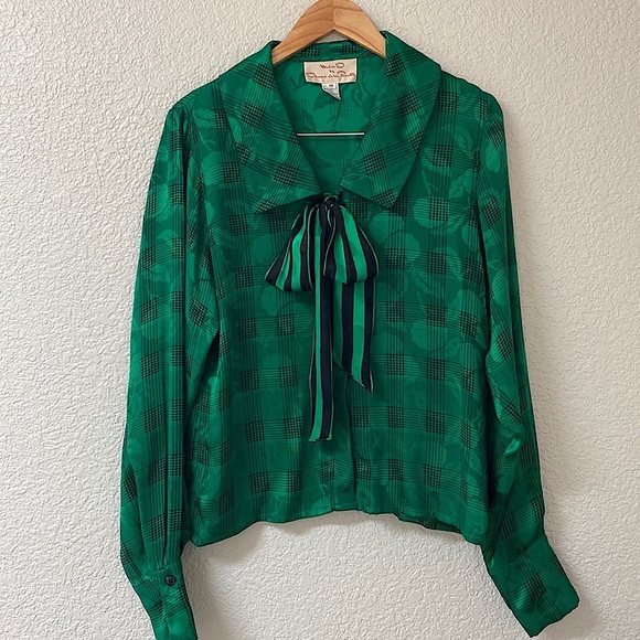 Miss O by Oscar de la Renta Tops - OSCAR De La Renta Retro Silk Button Down Top Size: 10